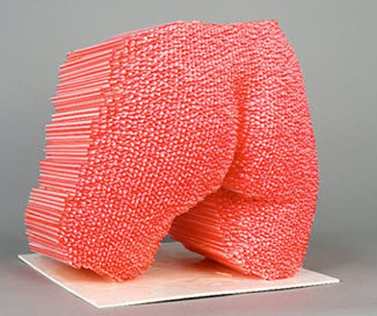 用红色吸管构成的一个女人的丰满臀部