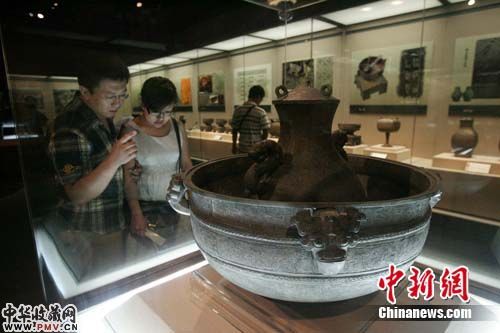 九连墩楚墓出土的圆型鉴壶，这样形态完好的圆型鉴壶尚属首次发现。张云 摄