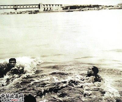 毛主席畅游长江