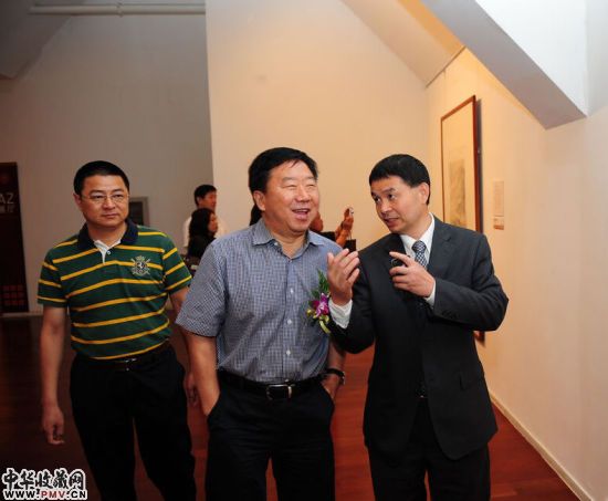 炎黄艺术馆馆长何炬星陪同中央政策研究室常务副主任何毅亭观看展览