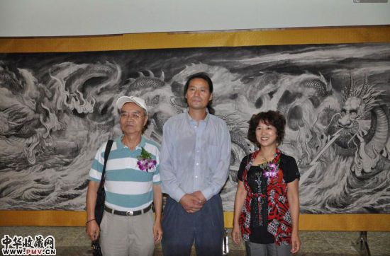 画家邴锋和观众合影