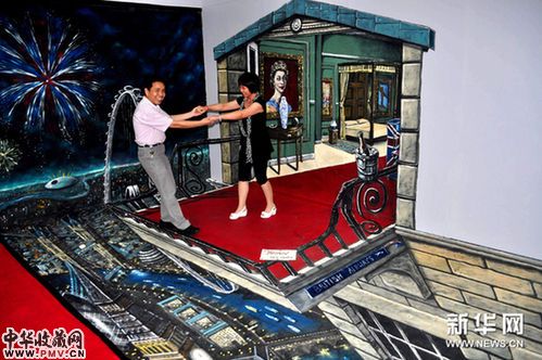 观众在立体油画《女王房间的阳台》上摆造型拍照。新华网图片 严大明 摄