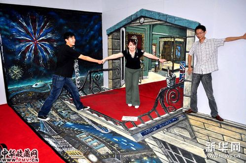 观众在立体油画《女王房间的阳台》上摆造型拍照。新华网图片 严大明 摄