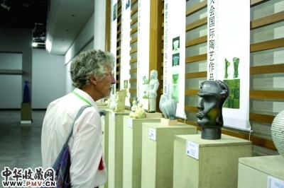 澳大利亚著名雕塑家杰弗里・弗里斯用心观看雕塑展。