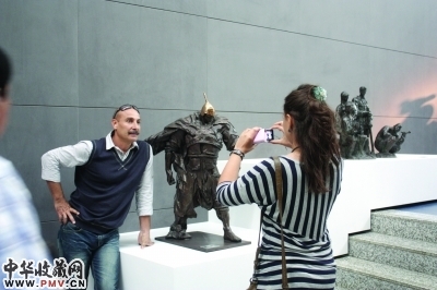 伊拉克雕塑家阿里・诺里・阿里・萨塔斯与他喜爱的雕塑合影。