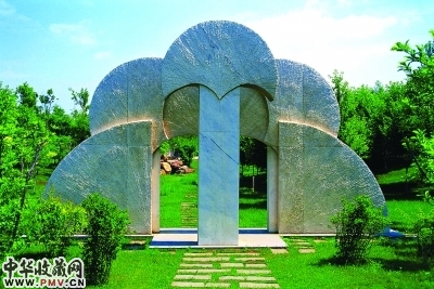 玛丽安娜・范・德・海维尔创作的《长春和平之门》（资料图）