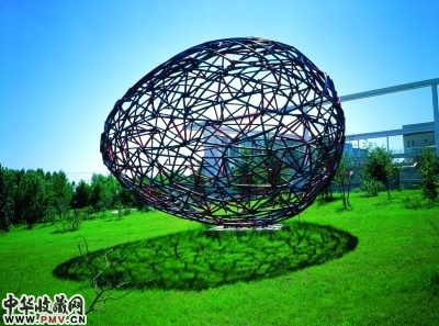 霍守义作品《钢架结构蛋》（资料图）