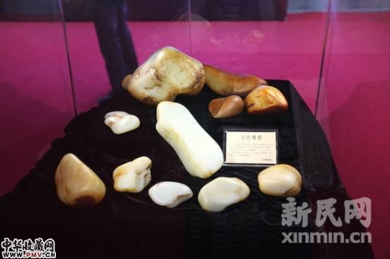 现场展示部分玉石。新民网 周晏  展会现场回传。