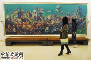 市民在观看展出的绘画作品。