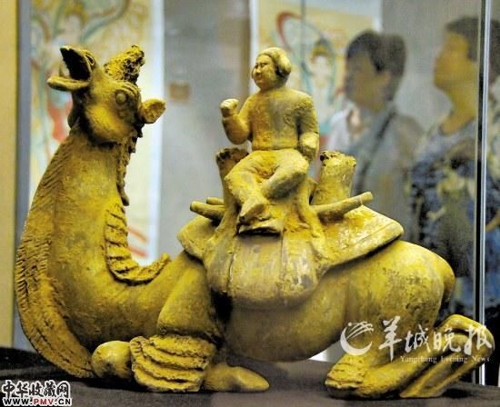 隋代胡人骑卧驼俑