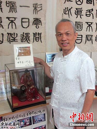 “台湾微雕第一人”陈逢显将于9月28日代表台湾微雕家与他的40多件经典微雕作品参加杭州中国国际微雕艺术节。图为陈逢显微小书《唐诗三百首》,这可能是世界上最小的竹简书了,他还在蜻蜓的四片薄翼上书写20首唐诗。 韩胜宝 摄
