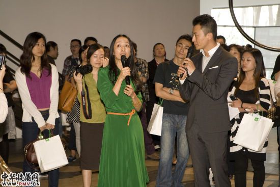 艺术家向京为媒体记者讲解作品