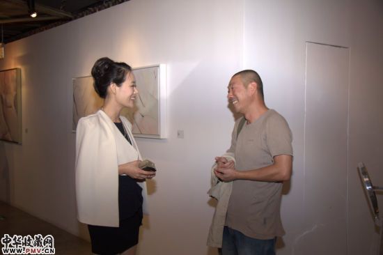 策展人郑挪和画家黄进明