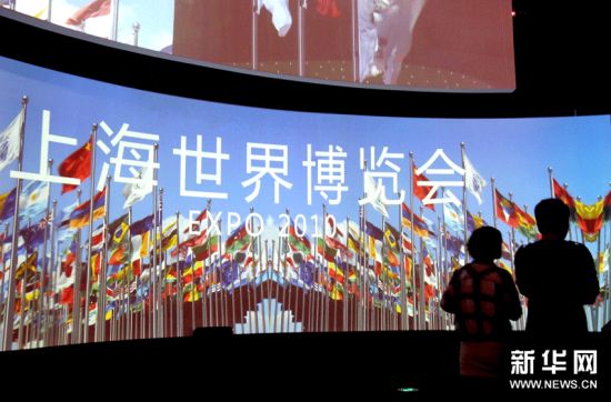 9月25日,观众在等待参观世博纪念展。