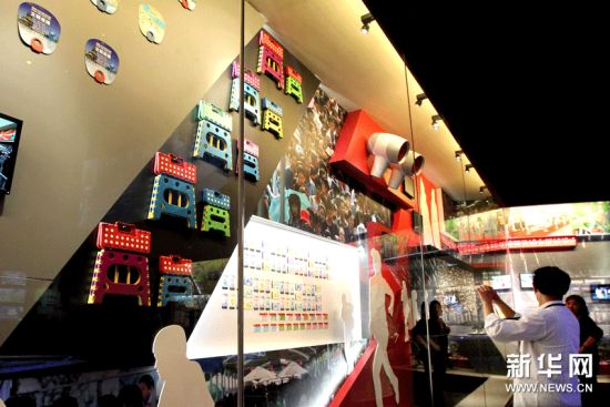 9月25日,世博会参观者们熟悉的折叠板凳、扇子、门票等均亮相纪念展。
