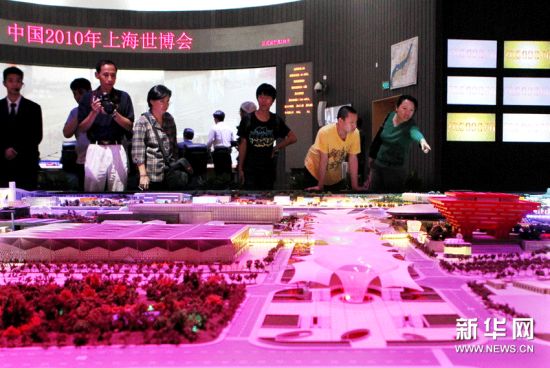 9月25日,观众在世博园全景模型前回顾场馆布局。