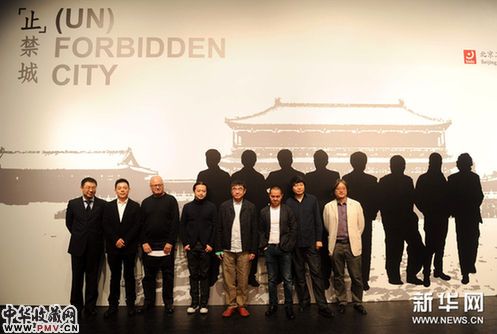 与会嘉宾在新闻发布会上合影。