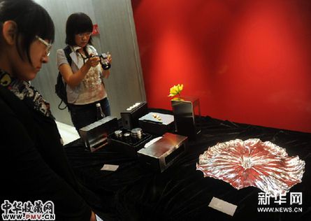 参观者在欣赏将在展览中亮相的部分展品。