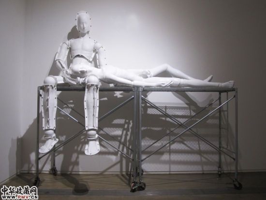 Pieta: 爱,Pieta: Love, 380 x 150 x 290 cm, FRP, 2011 Pieta: 爱,Pieta: Love, 380 x 150 x 290 cm, FRP, 2011