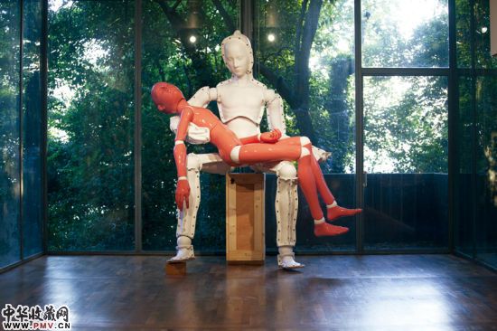 Pieta: 自我的死亡,Pieta: Self-Death, 400 x 340 x 320 cm, FRP, 2008 Pieta: 自我的死亡,Pieta: Self-Death, 400 x 340 x 320 cm, FRP, 2008