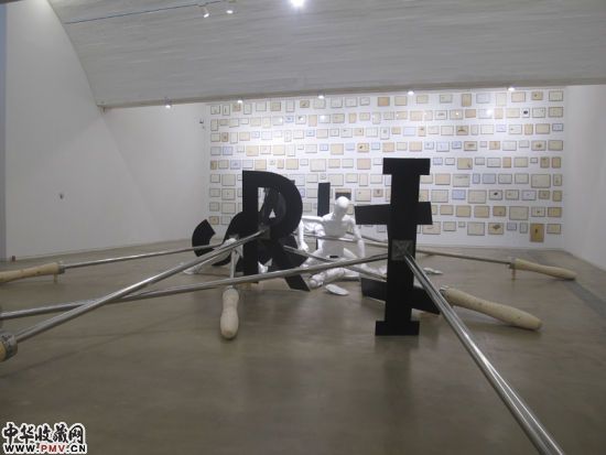 这是艺术,This is Art (660 x 130 x 205cm, stainless steel, iron, wood) Pieta: Self-Hatred (520 x 400 x 160cm, FRP) 2011 这是艺术,This is Art (660 x 130 x 205cm, stainless steel, iron, wood) Pieta: Self-Hatred (520 x 400 x 160cm, FRP) 2011
