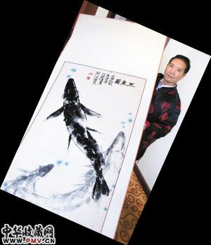 吴建堂捻条画展在深举行,图为吴建堂在展示他的获奖捻条画作品《三鱼图》。深圳商报记者 钟华生/摄