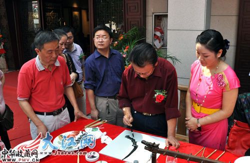 “昌南九老”陶瓷展亮相南昌,多位大师现场亮绝活。(本文图片由大江网记者朱正摄)