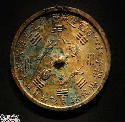 铜镜,约在公元759年制造,被称为“江心镜”。 铜镜,约在公元759年制造,被称为“江心镜”。