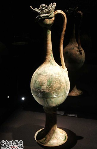 被称为此次展览最为震撼的展品之一的“勿里洞壶”,高逾1米,壶身刻有菱形带花叶纹样。可能为河南巩县窑所制(约公元825-850年)。 被称为此次展览最为震撼的展品之一的“勿里洞壶”,高逾1米,壶身刻有菱形带花叶纹样。可能为河南巩县窑所制(约公元825-850年)。