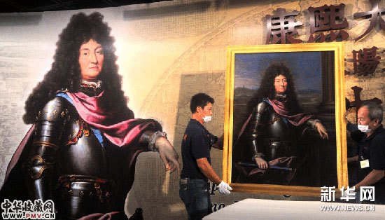 工作人员搬运来自法国凡尔赛宫的展品《路易十四肖像》 工作人员搬运来自法国凡尔赛宫的展品《路易十四肖像》