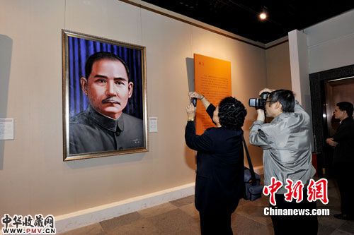 四川省纪念辛亥革命100周年书画展现场 安源 摄