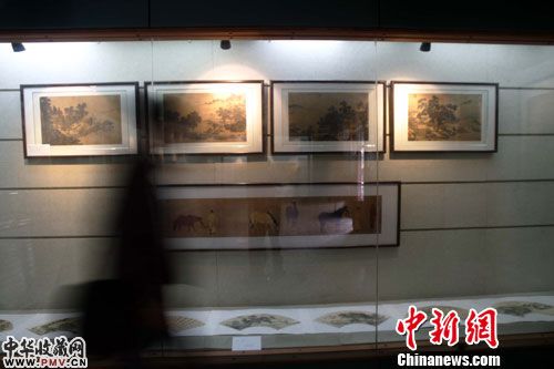 游客走过文徵明字画的高仿作品。张云 摄