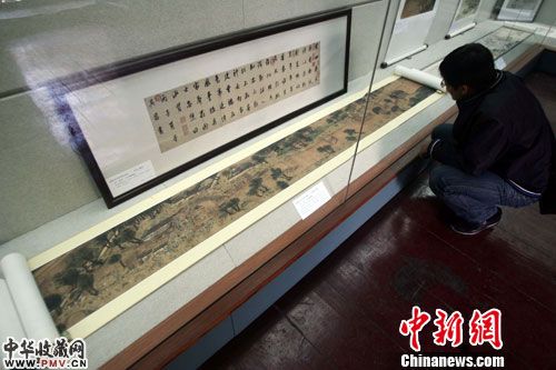 在山西省艺术博物馆,游客仔细观赏高保真书画。这些作品几可以假乱真。张云 摄