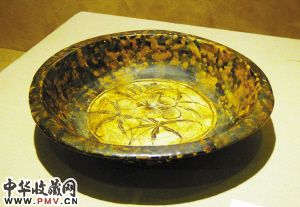江西省博物馆藏元代玳瑁釉褐花秋葵纹盆,1980年江西吉安县永和窑址出土。