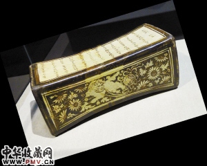 西汉南越王博物馆藏南宋釉下褐花诗文束腰枕。 西汉南越王博物馆藏南宋釉下褐花诗文束腰枕。