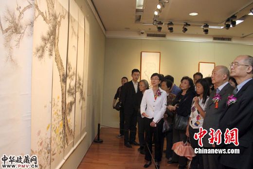 赵阳(右一)、田承忠(右二)等参观展品。张畅 摄