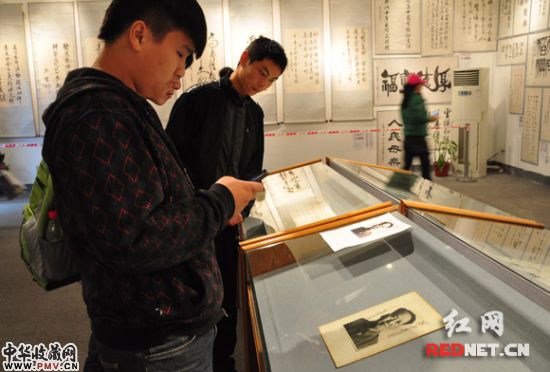 毛泽东亲笔签名的第一张标准照,也是相当珍贵的展品。
