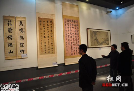 曾国藩、左宗棠、彭玉麟、胡林翼“晚清四大中兴名臣”手迹受到参观者关照。 曾国藩、左宗棠、彭玉麟、胡林翼“晚清四大中兴名臣”手迹受到参观者关照。