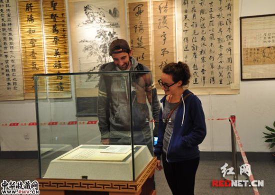 来自美国的史芮和朋友一起来参观展览:“我们是第一次看到这么多湖湘书法艺术精品。” 来自美国的史芮和朋友一起来参观展览:“我们是第一次看到这么多湖湘书法艺术精品。”