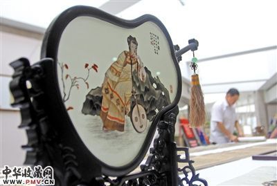 扇形的锡绣《倚石图》令人赞不绝口。刘伟摄