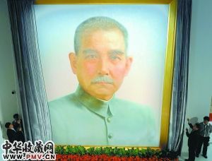 昨日,由天安门毛泽东画像的绘制者葛晓光专门绘制的巨幅孙中山画像,在辛亥革命一百周年之际绘制完成,该作品由歌华集团捐赠给中华世纪坛当代艺术馆永久收藏。这幅画像与天安门毛泽东画像尺寸相同,均为高6.2米,宽5.2米,这也是目前尺寸最大的孙中山画像。 李继辉 摄