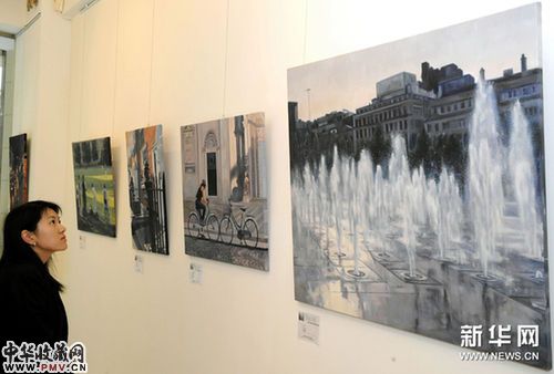 10月8日,市民游客正在参观画展。新华网图片 宋振平 摄