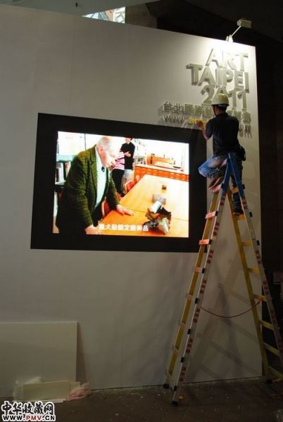 入口处开幕前最后的布展