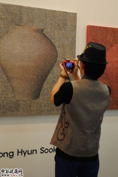 本刊展位对面的韩国Dado 画廊每天人头攒动，黄子佼也来拍他家的作品了，看来blingbling 的艺术品在台湾也有好销路