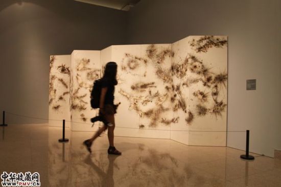 蔡国强,《天空中的人、鹰与眼睛》( 九联),230×77.5cm×9,火药、纸,中国嘉德2010 年1792 万成交 蔡国强,《天空中的人、鹰与眼睛》( 九联),230×77.5cm×9,火药、纸,中国嘉德2010 年1792 万成交