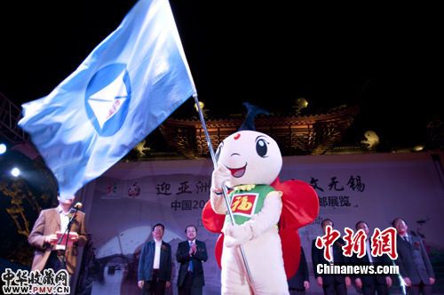 亚洲国际邮展27城市巡游12日晚在无锡清明桥古运河落幕。 李一芳 摄