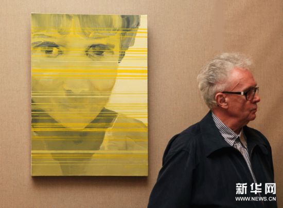 10月10日，一名男子在法国巴黎中国文化中心参观“青春留影”――上海青年美术大展获奖作者邀请展。