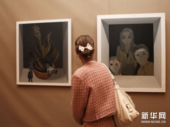 10月10日，一名女子在法国巴黎中国文化中心参观“青春留影”――上海青年美术大展获奖作者邀请展。