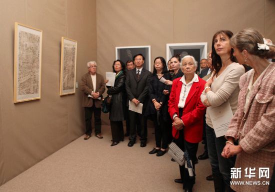 10月10日，人们在法国巴黎中国文化中心参观“青春留影”――上海青年美术大展获奖作者邀请展。