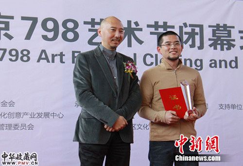 李象群给“主题雕塑邀请展”获奖者颁奖。赵  摄